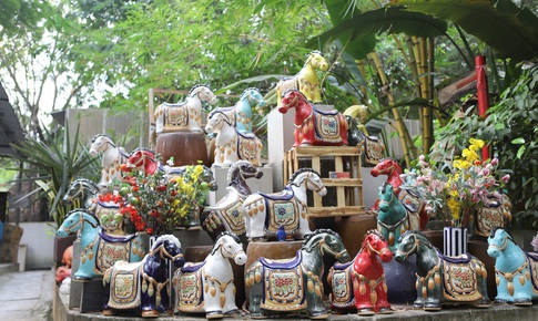 Lạ mắt linh vật ngựa gốm ở TPHCM hút khách dịp cận Tết