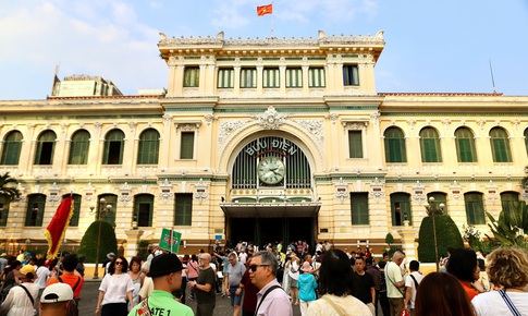 Cận Tết, du khách xếp hàng gửi thư tay đi khắp thế giới