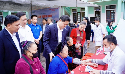 Hơn 1.000 người dân Yên Hòa được khám, tư vấn sức khỏe miễn phí tại "Tết ấm vùng cao 2026"