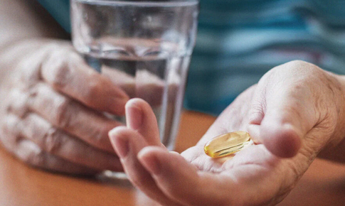 Người đang dùng thuốc huyết áp có nên uống thêm dầu cá?