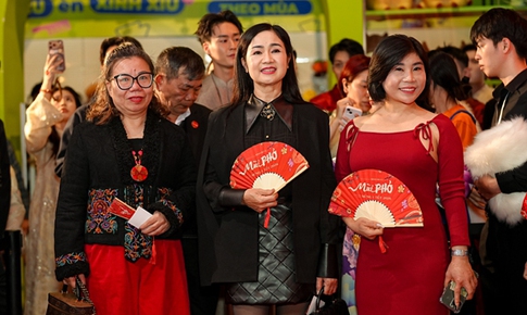NSND Thu Hà và dàn sao Việt nô nức đi xem phim Tết của Xuân Hinh