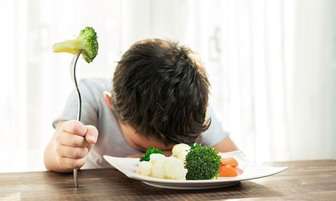 Trẻ táo bón, chậm đi cầu cần lưu ý những gì?