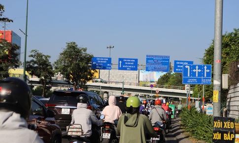 Cách nào giảm kẹt xe quanh sân bay Tân Sơn Nhất dịp Tết?
