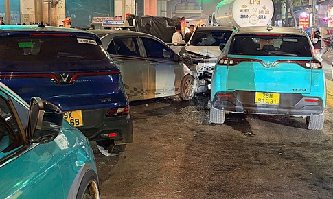 Ô tô đi ngược chiều trong đêm ở Hà Nội, tông liên hoàn 4 xe