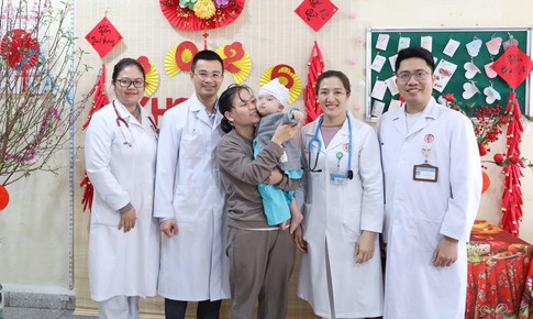 Tai nạn khi đang tập đi, bé trai 8 tháng tuổi bị tụ máu não nguy kịch