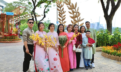 Chưa khai mạc, đường hoa Phú Mỹ Hưng đã hút khách