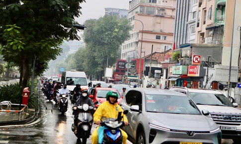 TPHCM mưa trái mùa cận Tết, người dân bất ngờ 
