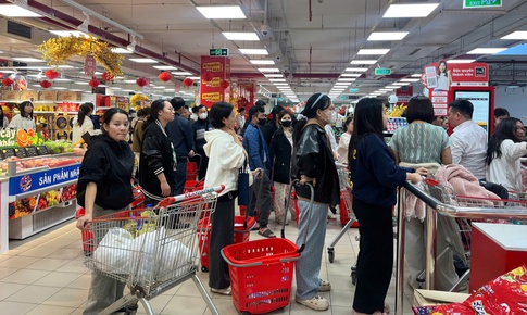 Siêu thị rực rỡ sắc xuân, người dân tấp nập mua sắm dịp cận Tết