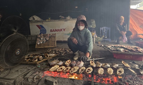 Làng cá nướng Cửa Lò thức cùng lửa Tết