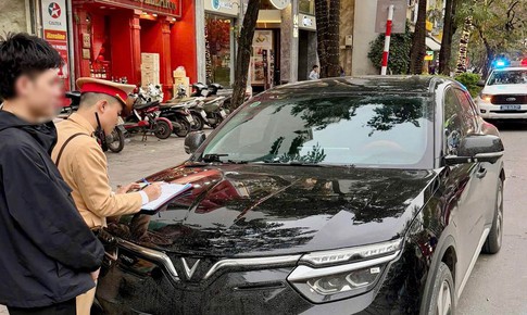 Hà Nội: Xử lý nhiều ô tô đỗ xe trái phép gây ùn tắc giao thông những ngày cận Tết