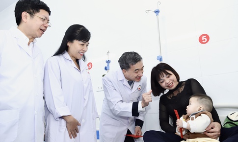 Thứ trưởng Bộ Y tế Trần Văn Thuấn thăm, chúc Tết và kiểm tra công tác trực Tết tại BVĐK Từ Sơn