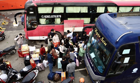 Người dân chen chân lên xe về quê đón Tết, các bến xe Hà Nội dự kiến tăng khách gấp 3 đến 4 lần