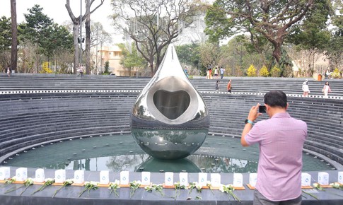 Công viên tưởng niệm nạn nhân COVID-19 hút khách ngày cận Tết