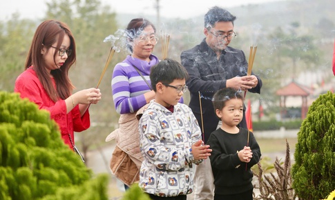 Người dân dậy sớm đi tảo mộ, mời tổ tiên về đón năm mới