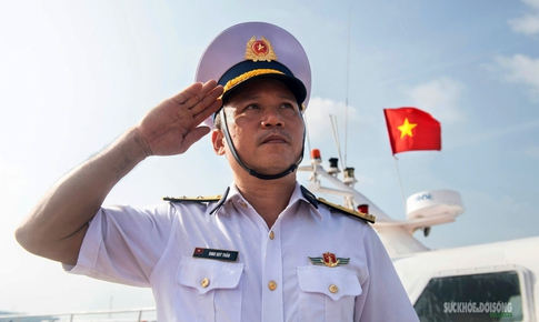 Tự hào cờ Tổ quốc tung bay nơi đầu sóng biển Tây Nam