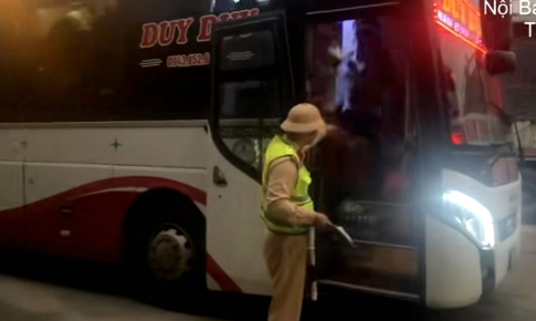 Phạt gần 188 triệu đồng xe khách chở 48 người trên xe 23 chỗ chạy cao tốc Nội Bài - Lào Cai