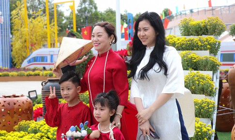 Người dân Khánh Hòa xúng xính áo mới du xuân cuối năm sớm