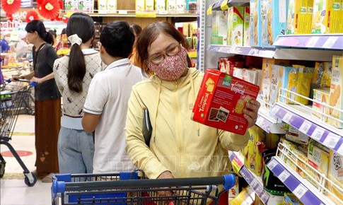 Thị trường hàng hóa ngày 28 Tết sôi động, giá cả vẫn ổn định