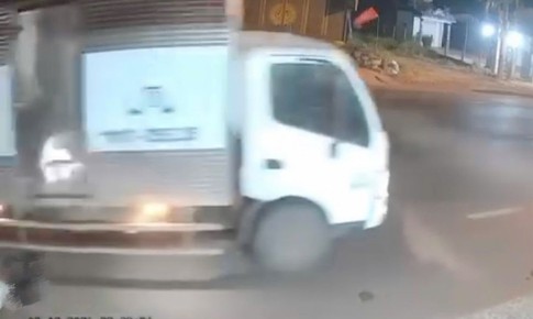 Camera hé lộ cảnh phẫn nộ xe tải cố tình cán người tử vong rồi tháo chạy ở Đắk Lắk