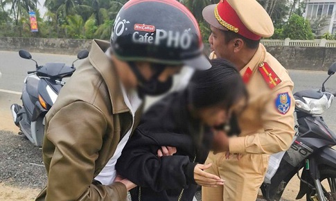 CSGT dùng xe chuyên dụng đưa nữ sinh co giật đi cấp cứu