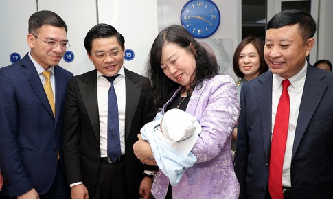 Bộ trưởng Bộ Y tế Đào Hồng Lan thăm, động viên y bác sĩ trực Tết, chúc mừng công dân nhí chào đời đêm Giao thừa