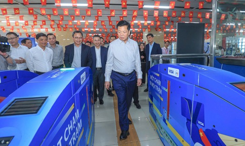 Thị sát từ sân bay đến ga tàu, Bộ trưởng Bộ Xây dựng yêu cầu không để gián đoạn đi lại dịp Tết