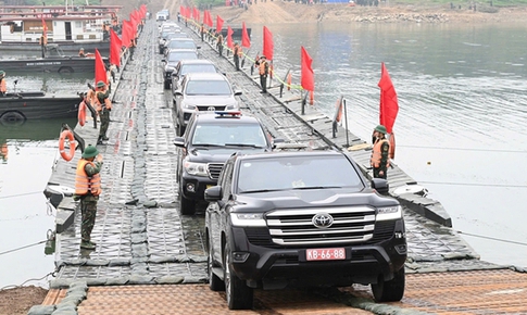 Thủ tướng khen các đơn vị 'thần tốc' hoàn thành cầu phao bắc qua sông Lô mang lại hạnh phú cho Nhân dân