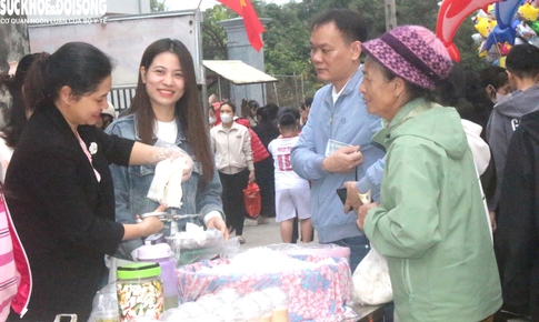 Phiên chợ 'đặc biệt' sáng mùng 2 Tết: Không mặc cả, mua may mắn, bình an