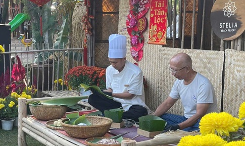 Du khách nước ngoài hào hứng trải nghiệm Tết cổ truyền Việt Nam