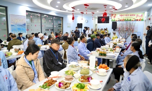 Ấm lòng bữa cơm trao yêu thương tới bệnh nhân ung thư nhân ngày sát Tết