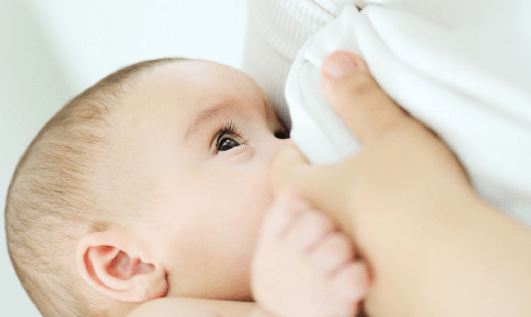 Sữa mẹ truyền vi khuẩn đường ruột có lợi cho em bé