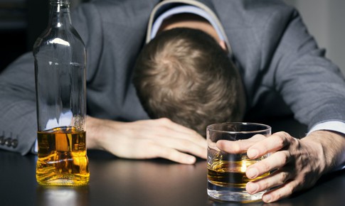 Uống gì để thoát khỏi cơn đau đầu, mệt mỏi sau khi say?