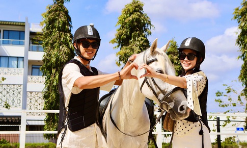 Du khách xếp hàng chờ cưỡi ngựa cầu may Tết Bính Ngọ