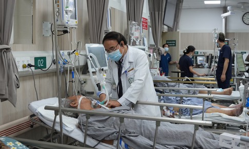 'Cửa ngõ cấp cứu' của Bệnh viện Bạch Mai, bệnh nhân nặng tăng vọt những ngày Tết