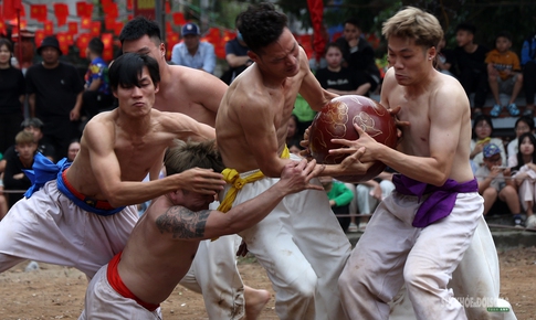 Hà Nội: Trai làng Thúy Lĩnh mình trần quyết liệt giữ cầu ngày Xuân