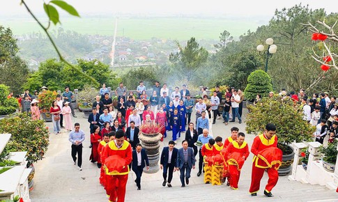 Lễ dâng bánh chưng tưởng niệm thân mẫu Chủ tịch Hồ Chí Minh