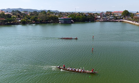 Tranh tài sôi nổi tại giải đua thuyền nam truyền thống tại Đắk Lắk