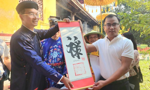 Khai ấn tân niên trong Hoàng cung Huế, du khách hào hứng khi được tặng chữ
