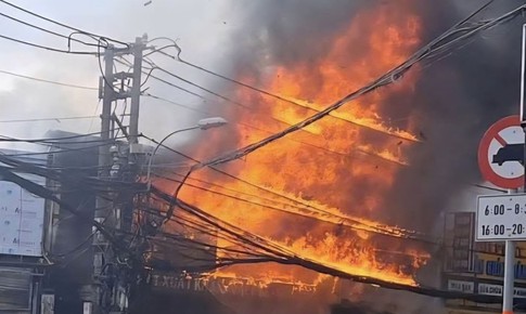 TP Hồ Chí Minh: Cháy lớn cửa hàng nội thất, hơn 2.800 khách hàng mất điện