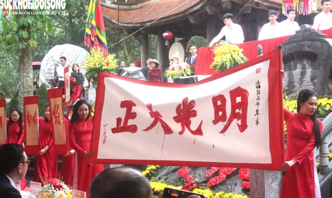 Khai bút đầu Xuân Bính Ngọ tại Đền thờ Vạn thế sư biểu Chu Văn An