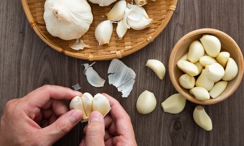 Điều gì xảy ra với cơ thể nếu thường xuyên ăn tỏi sống?