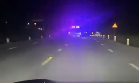 Video Cảnh sát giao thông mở đường đưa bệnh nhân đi cấp cứu trong đêm