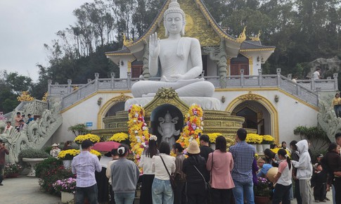 Xin lộc đầu năm ở ngôi chùa nơi tiếng chuông hòa cùng sóng biển