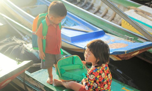Chở Tết ra làng bè: Quỹ Vầng Trăng Khuyết cùng Zalopay mang Tết đến với những đứa trẻ lênh đênh trên hồ Trị An