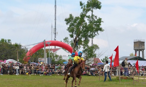 Hàng ngàn người dân thích thú xem nông dân trổ tài đua ngựa