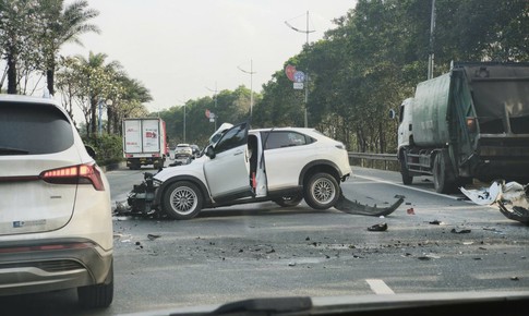 Ô tô va chạm xe chở rác trên đường Võ Nguyên Giáp, 1 người bị thương