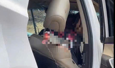 Ô tô lao vào rào tôn công trường trên cao tốc Nội Bài – Lào Cai, một người bị thanh sắt đâm thủng ngực