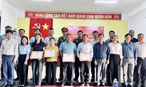 Khen thưởng nhiều cá nhân, tập thể tham gia cứu nạn vụ chìm đò trên sông Gianh