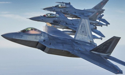 Lần đầu tiên trong lịch sử Mỹ điều loạt tiêm kích 'chim săn mồi' thế hệ 5 F-22 Raptor đến Israel