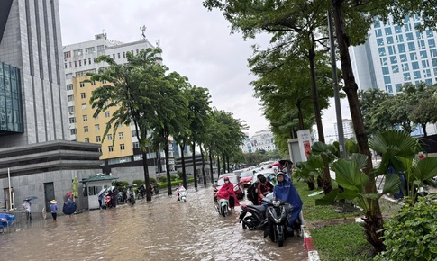 Cảnh báo mưa dông kèm lốc sét khu vực nội thành Hà Nội